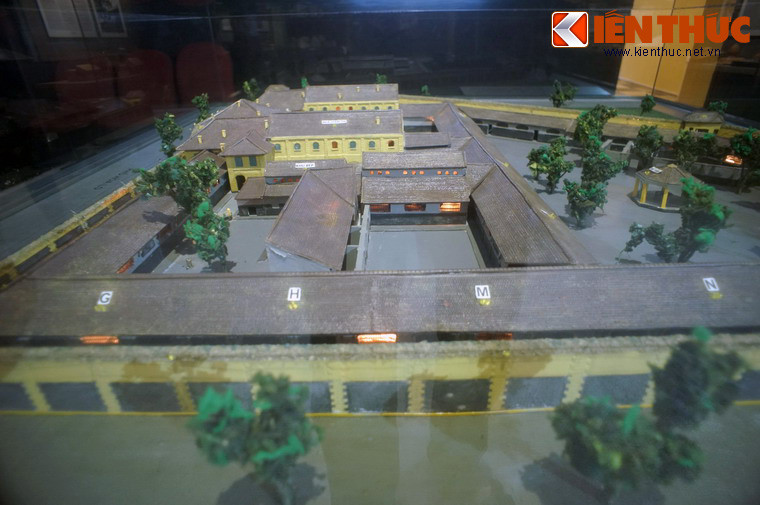 Nơi đây có năm khu nhà dùng để giam tù nhân và hai khu nhà giam các nghi can. Các hạng mục khác gồm nhà giám thị, bệnh xá, bếp, kho văn thư, phân xưởng... Bao quanh nhà tù là tường cao kiên cố. Ảnh: Dãy nhà giam nằm dọc phố Hai Bà Trưng, nay là mặt tiền tòa nhà Hanoi Tower.