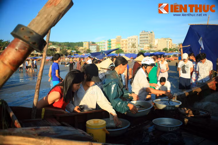 Một khu chợ nhanh chóng hình thành với hàng hóa chính là các loại hải sản vừa được người ngư dân đánh bắt từ biển cả.