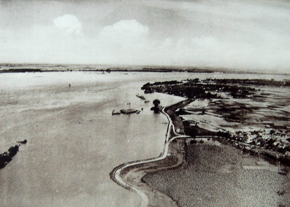 Bờ sông Hồng ở Hà Nội trong trận lũ năm 1926. Ảnh: Belle Indochine.