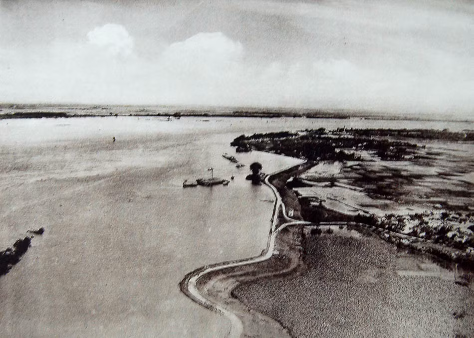 Bờ sông Hồng ở Hà Nội trong trận lũ năm 1926. Ảnh: Belle Indochine.