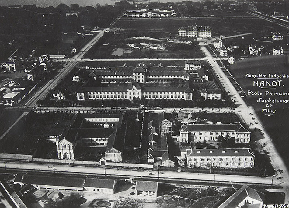 Bệnh viện Saint - Paul (dưới) và trường Nữ Trung học Hà Nội (trên), nay là trụ sở Bộ Tư pháp ở số 60 Trần Phú. Bên trái là đại lộ Van Vollenhoven, nay là đường Chu Văn An. Ảnh: Belle Indochine.