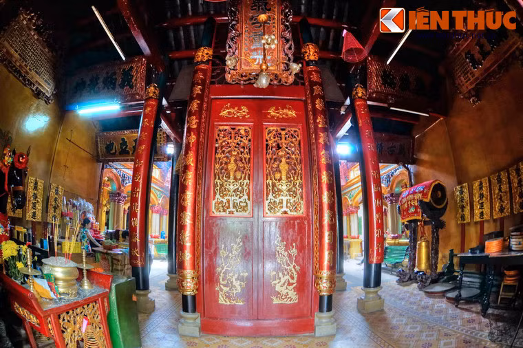 Không gian bên trong tiền điện sáng sủa và thoáng đãng vì khu vực này thông với một sân thiên tỉnh khá rộng.