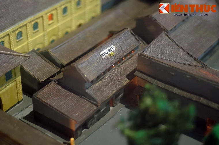 Khu bếp nằm gần nhà giám thị, là nơi chế biến thức ăn cho tù nhân và các nhân viên của nhà tù.