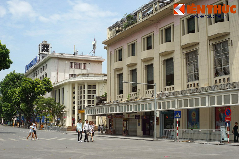 Năm 1943, Sở Bưu điện Hà Nội xây dựng thêm một tòa nhà mới nằm ở góc đại lộ Francis-Garnier và phố Fourès (nay là phố Đinh Lễ). Tòa nhà này do kiến trúc sư Henri Cerutti thiết kế.