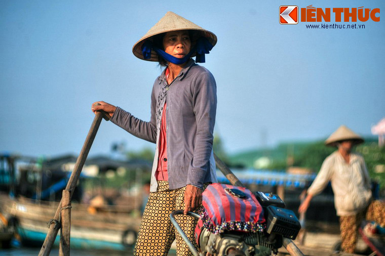 Trên một phương diện nào đó, hình ảnh những người phụ nữ tần tảo trên sông nước gợi nhớ về hình ảnh thân cò lặn lội nơi bờ ao đã in sâu vào tâm thức của người Việt.