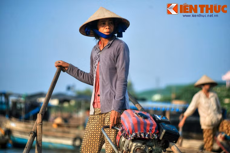 Trên một phương diện nào đó, hình ảnh những người phụ nữ tần tảo trên sông nước gợi nhớ về hình ảnh thân cò lặn lội nơi bờ ao đã in sâu vào tâm thức của người Việt.