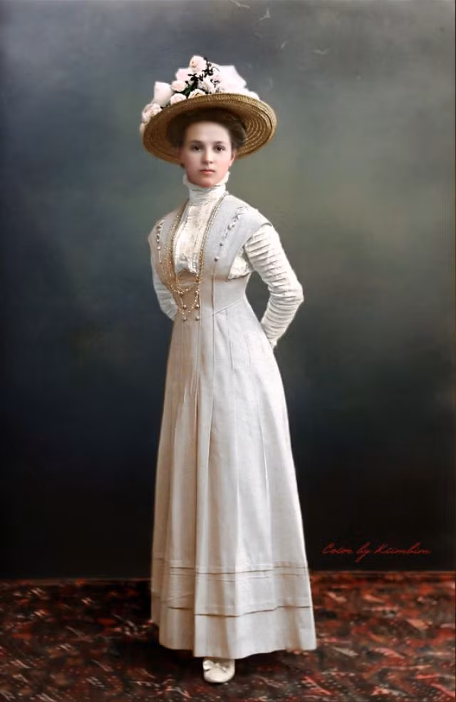 Thiếu nữ 17 tuổi Marietta Dequinze. Ảnh: Vintag.