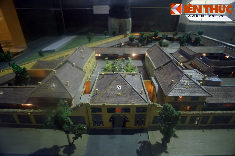 Nhà tù có tổng diện tích 12.908m2, nằm ở khu đất được giới hạn bởi bốn phố Hỏa Lò, Hai Bà Trưng, Quán Sứ và Thợ Nhuộm ở Hà Nội ngày nay. Ảnh: Cổng chính của nhà tù Hỏa Lò nằm trên phố Hỏa Lò.