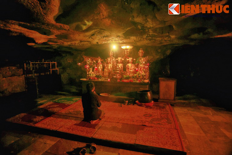 Một bàn thờ trong động tối.