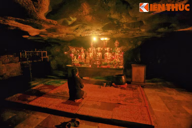 Một bàn thờ trong động tối.