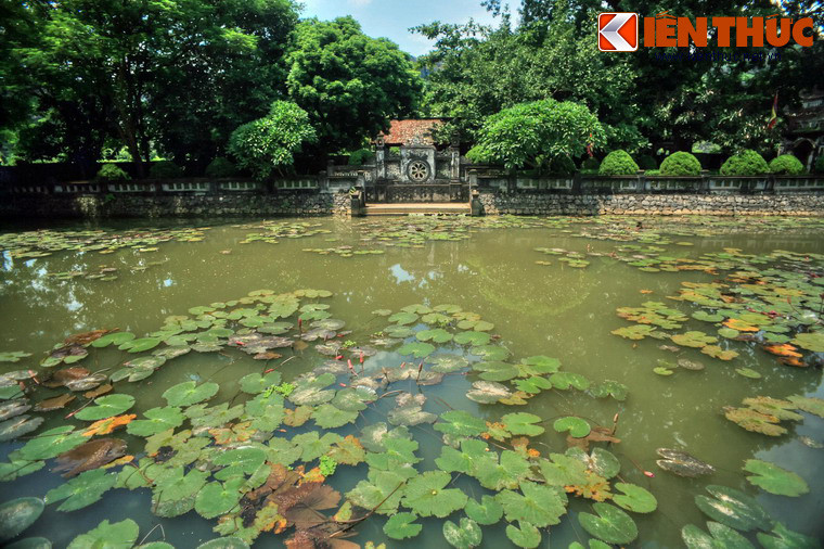 Ðền được xây dựng vào khoảng thế kỷ thứ 17 theo kiểu đăng đối trên trục thần đạo. Công trình bắt đầu bằng một hồ bán nguyệt nằm bên chân núi Mã Yên. Sau hồ là bức bình phong mang tính chất phong thủy của kiến trúc truyền thống.