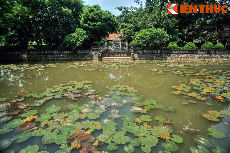 Ðền được xây dựng vào khoảng thế kỷ thứ 17 theo kiểu đăng đối trên trục thần đạo. Công trình bắt đầu bằng một hồ bán nguyệt nằm bên chân núi Mã Yên. Sau hồ là bức bình phong mang tính chất phong thủy của kiến trúc truyền thống.