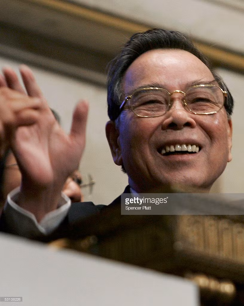 Nụ cười của nguyên Thủ tướng Phan Văn Khải khi ông ghé thăm sàn chứng khoán New York ngày 23/6/2005. Hoạt động này nằm trong khuôn khổ chuyến công du đánh dấu kỷ niệm 10 năm bình thường hóa quan hệ ngoại giao Việt - Mỹ.