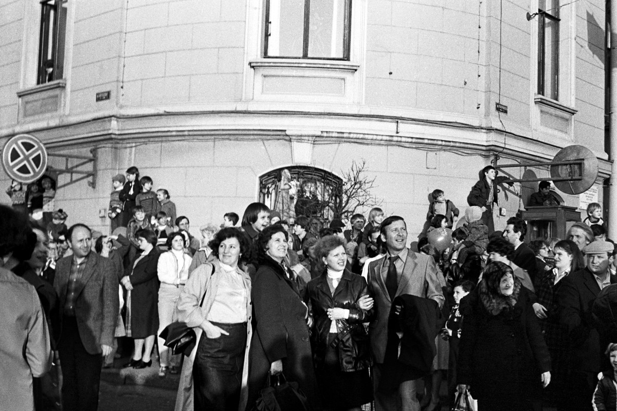 Đám đông quan sát buổi diễu hành ngày Quốc tế Lao động ở Leningrad năm 1979. Ảnh: Masha Galleries.