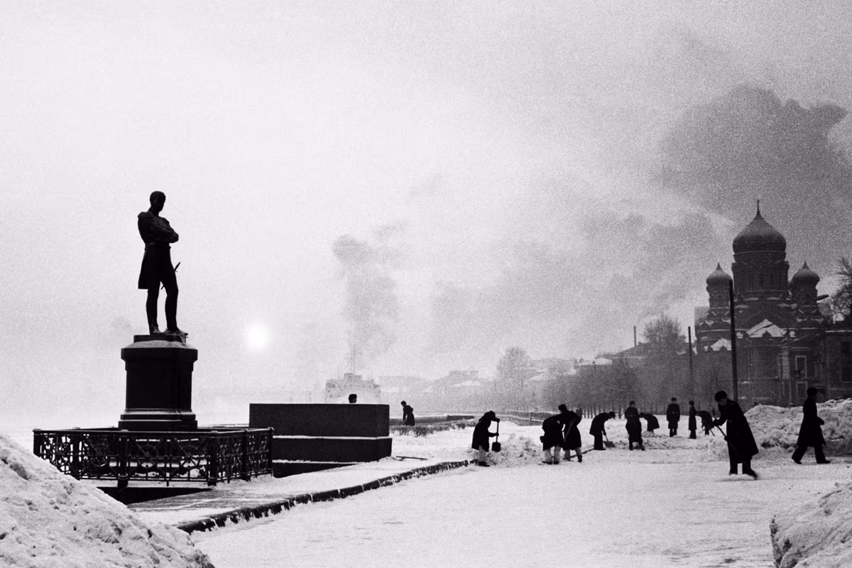 Dọn tuyết bên bờ sông Neva trong mùa đông, Leningrad năm 1979. Ảnh: Masha Galleries.