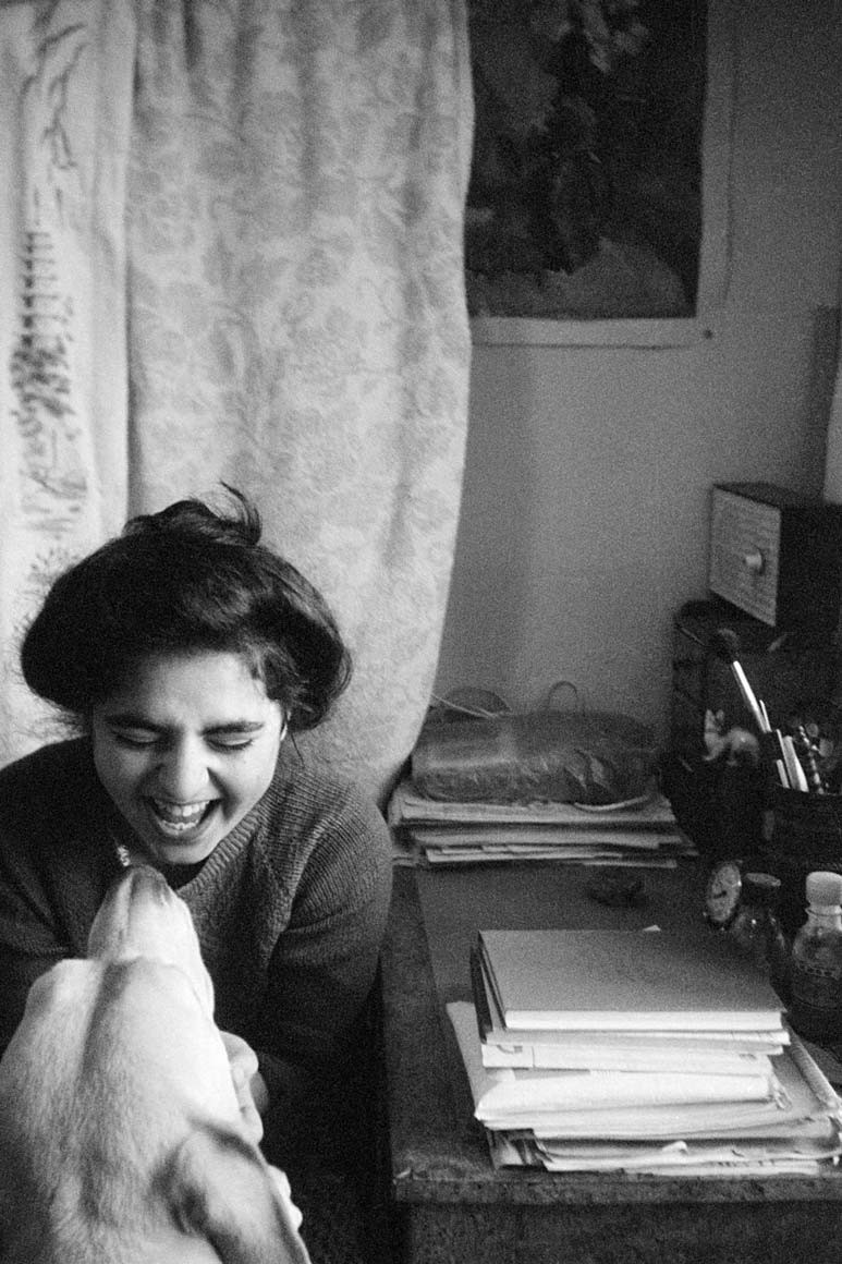 Asya, con gái nữ nhiếp ảnh gia Masha Ivashintsova bên chú chó cưng tên Marta, Leningrad năm 1980. Ảnh: Masha Galleries.