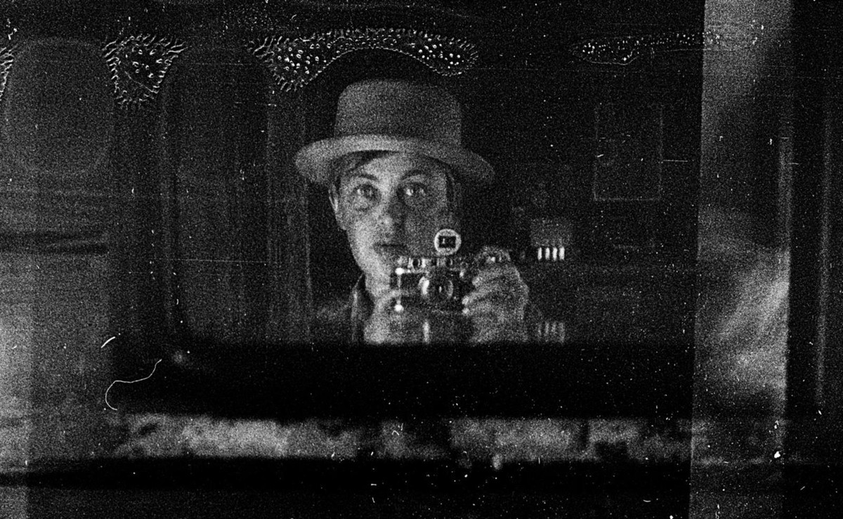 Ảnh chân dung tự chụp qua gương của nữ nhiếp ảnh gia Masha Ivashintsova. Nữ nhiếp ảnh gia xuất sắc này đã qua đời năm 2000 ở tuổi năm 58. Chỉ đến khi chiếc "hộp bí mật" được con gái phát hiện, các tác phẩm của bà mới được công chúng biết đến. Ảnh: Masha Galleries.