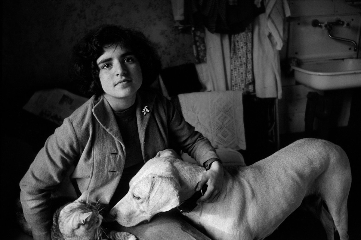 Asya bên chó mèo cưng của mình, 1978. Ảnh: Masha Galleries.