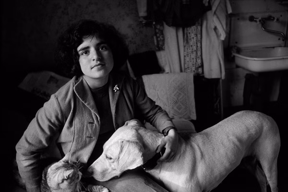 Asya bên chó mèo cưng của mình, 1978. Ảnh: Masha Galleries.