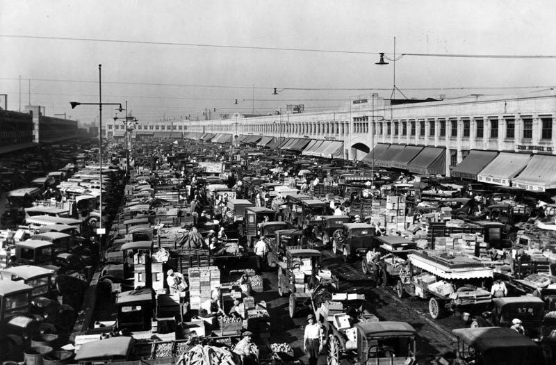 Người mua sắm gây nên cảnh ùn tắc tại con đường chạy qua khu chợ bán buộn thành phố Los Angeles năm 1927. Ảnh: Vintag.