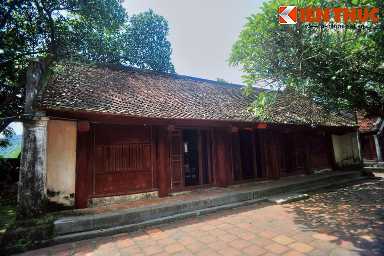 Phía sau khu đền thờ chính là nơi thờ phụ thân và phụ mẫu của vua Đinh, một khu nhà có 5 gian.