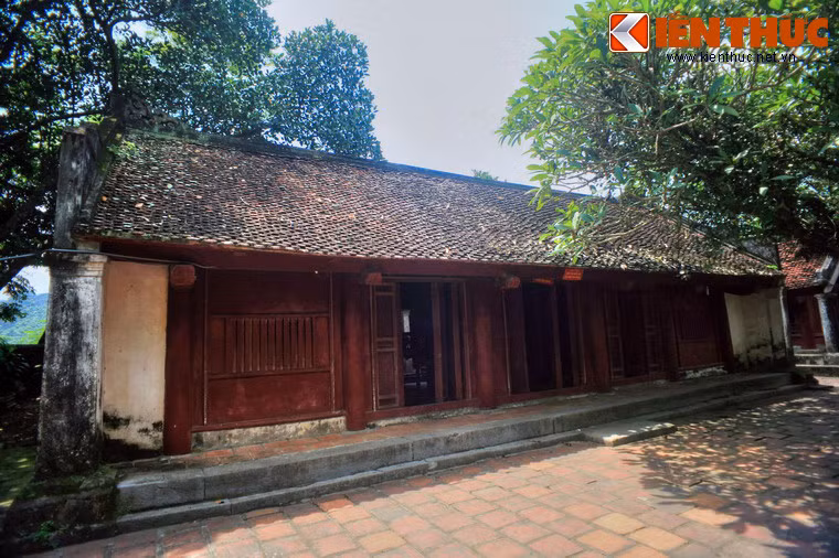 Phía sau khu đền thờ chính là nơi thờ phụ thân và phụ mẫu của vua Đinh, một khu nhà có 5 gian.