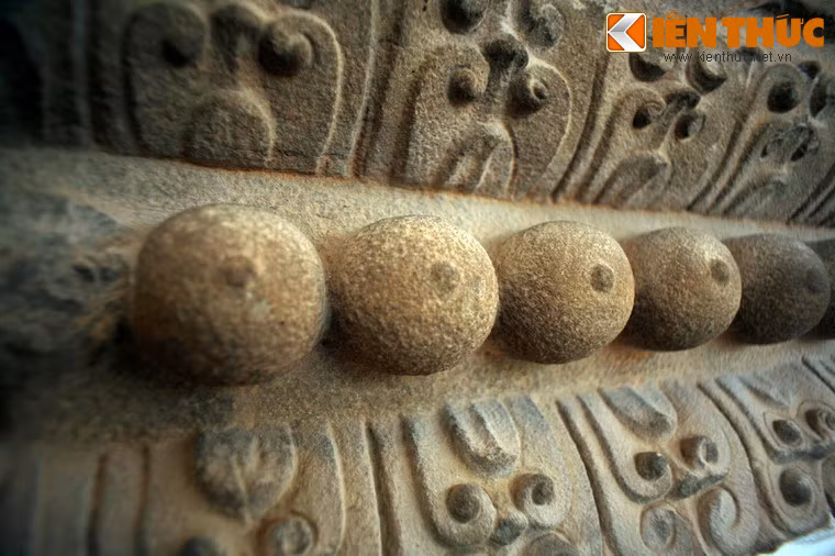 Hình ảnh bầu ngực của người phụ nữ chính là biểu hiện sinh động tín ngưỡng phồn thực của người Chăm xưa. Thông qua hình ảnh những bầu ngực căng tròn, các cư dân Chăm cổ thể hiện ước mơ về một cuộc sống sung túc, con đàn cháu đống, thịnh vượng đời đời.