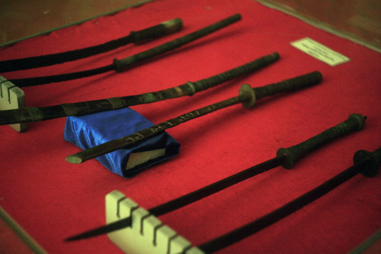 Nhà trưng bày của khu di tích là nơi lưu giữ bộ sưu tập gồm trên 500 vật lớn nhỏ, bao gồm những vật dụng và vũ khí mà hai bên đã sử dụng trong cuộc chiến. Ảnh: Gươm của quân Tây Sơn.