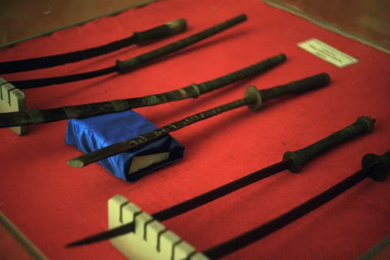 Nhà trưng bày của khu di tích là nơi lưu giữ bộ sưu tập gồm trên 500 vật lớn nhỏ, bao gồm những vật dụng và vũ khí mà hai bên đã sử dụng trong cuộc chiến. Ảnh: Gươm của quân Tây Sơn.