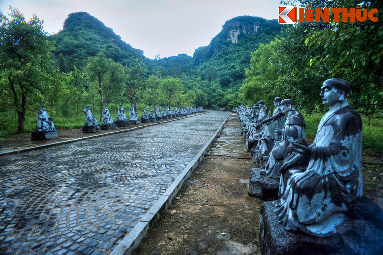 Nằm trong quần thể kiến trúc chùa Bái Đình ở huyện Gia Viễn, tỉnh Ninh Bình, chùa Bái Đính cổ có lịch sử tồn tại hơn 1.000 năm, là một ngôi chùa có tầm quan trọng to lớn trong lịch sử Phật giáo Việt Nam. Ảnh: Đường lên chùa ở chân núi Bái Đính.