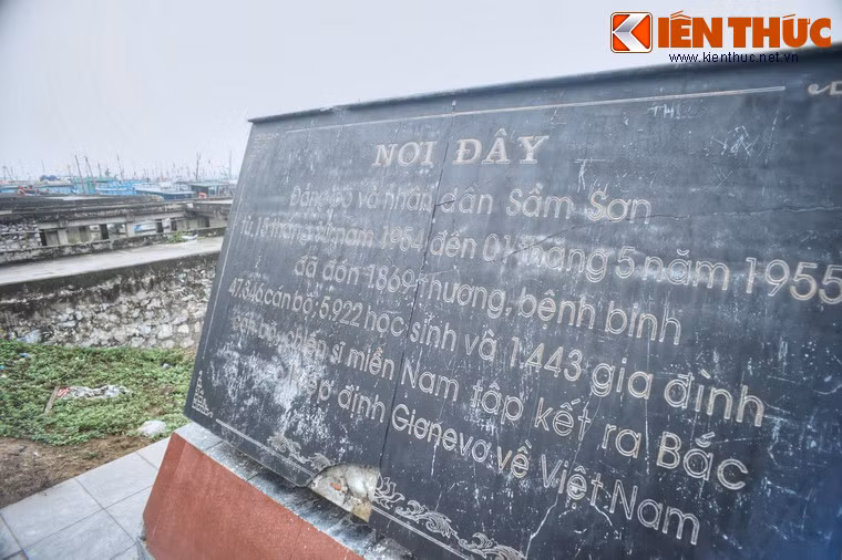 Bên bến cảng, một tấm bia tưởng niệm đã được dựng lên để ghi nhớ cuộc tập kết ra Bắc diễn ra hơn nửa thế kỷ trước của hàng vạn đồng bào miền Nam, trong đó có nguyên Thủ tướng Phan Văn Khải...