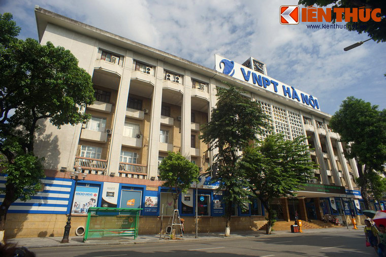 Năm 1976, tòa nhà bưu điện mới được xây dựng, là tòa nhà chính của Bưu điện Hà Nội hiện tại. Công trình được xây dựng theo kiểu kiến trúc hiện đại, có 5 tầng, quy mô bề thế, mặt tiền chạy dọc theo bờ hồ Hoàn Kiếm.