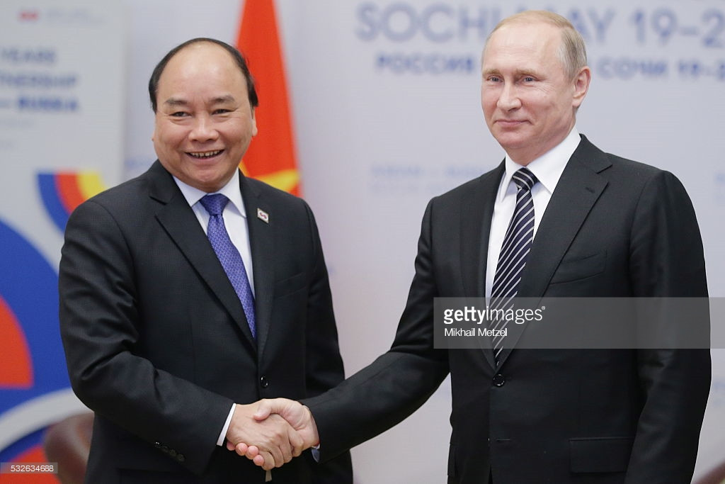 Tổng thống Putin bắt tay Thủ tướng Nguyễn Xuân Phúc bên lề hội nghị thượng đỉnh ASEAN-Nga tại thành phố Sochi của Nga, ngày 19/5/2016. Ảnh: Getty.