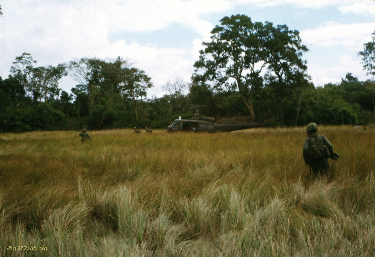 Lính Mỹ rả soát một vùng đồng cỏ ở An Khê. Ảnh: A227ahb.org.