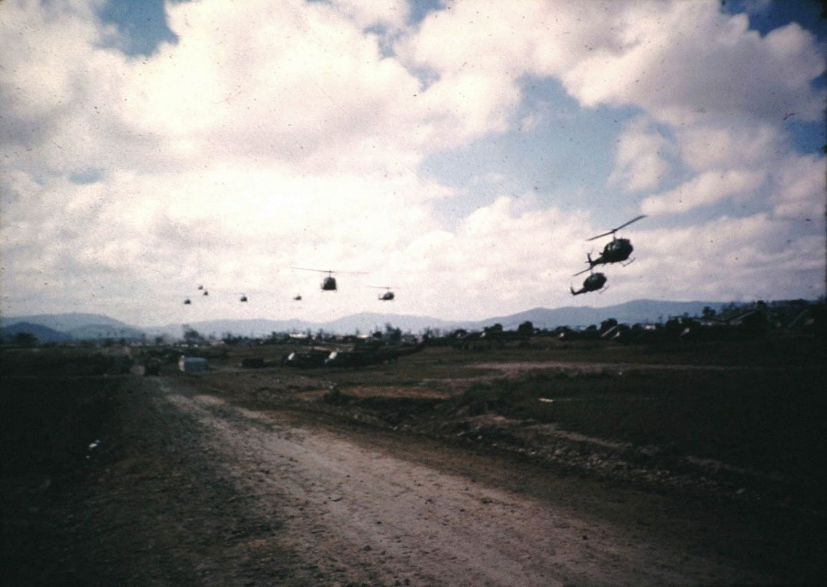 Những chiếc trực thăng UH-1 bắt đầu cuộc hành quân từ căn cứ An Khê. Ảnh: A227ahb.org.