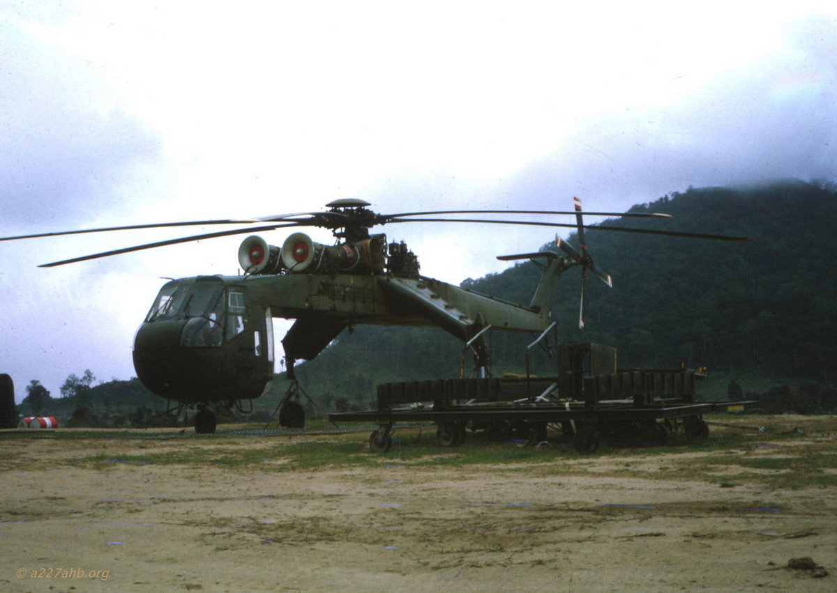 Một chiếc trực thăng vận tải Sikorsky CH-54 ở căn cứ An Khê. Ảnh: A227ahb.org.
