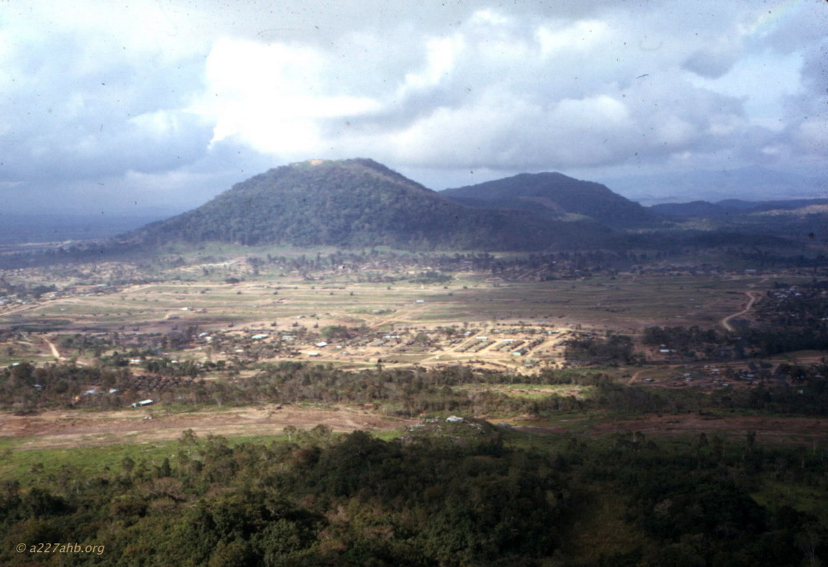 Địa hình đồi núi quanh khu căn cứ An Khê. Ảnh: A227ahb.org.