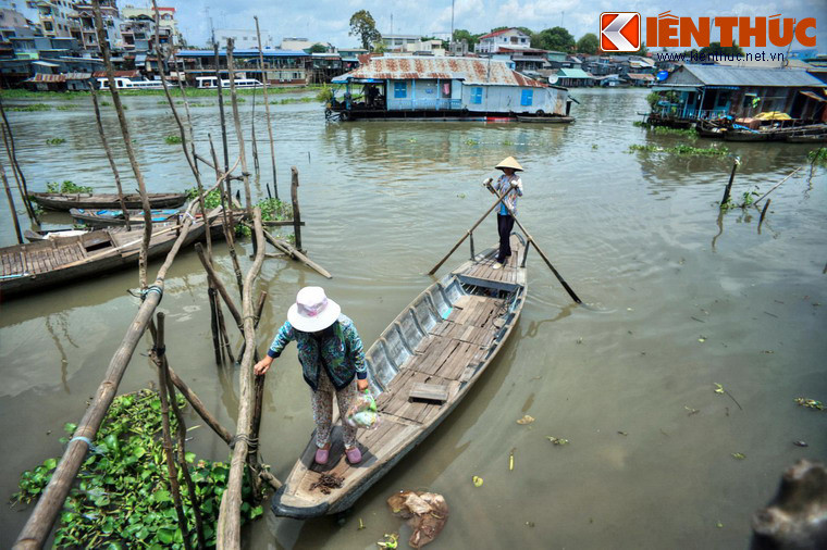 Bên cạnh chợ nổi, vùng đất Nam Bộ còn có nhiều ngôi làng nổi gắn với nghề nuôi thủy sản bằng lồng bè. Ảnh: Người phụ nữ lái đò ở làng nổi Châu Đốc, An Giang.