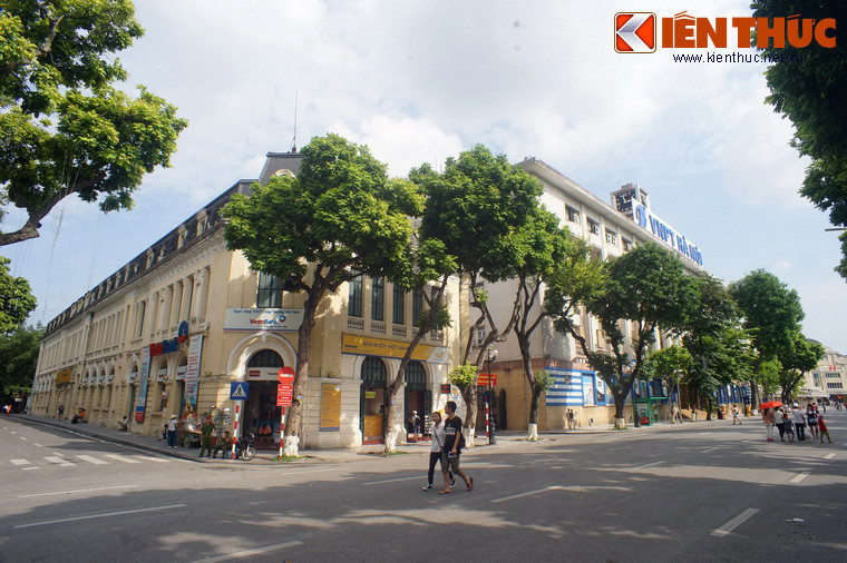 Tòa nhà đầu tiên của Sở bưu điện Hà Nội do kiến trúc sư Henri Vildieu thiết kế và xây dựng vào các năm 1893 – 1899 theo phong cách kiến trúc tân cổ điển. Mặt chính của tòa nhà trông ra đại lộ Francis Garnier, mặt bên trông ra phố Chavassieux (phố Lê Thạch ngày nay).