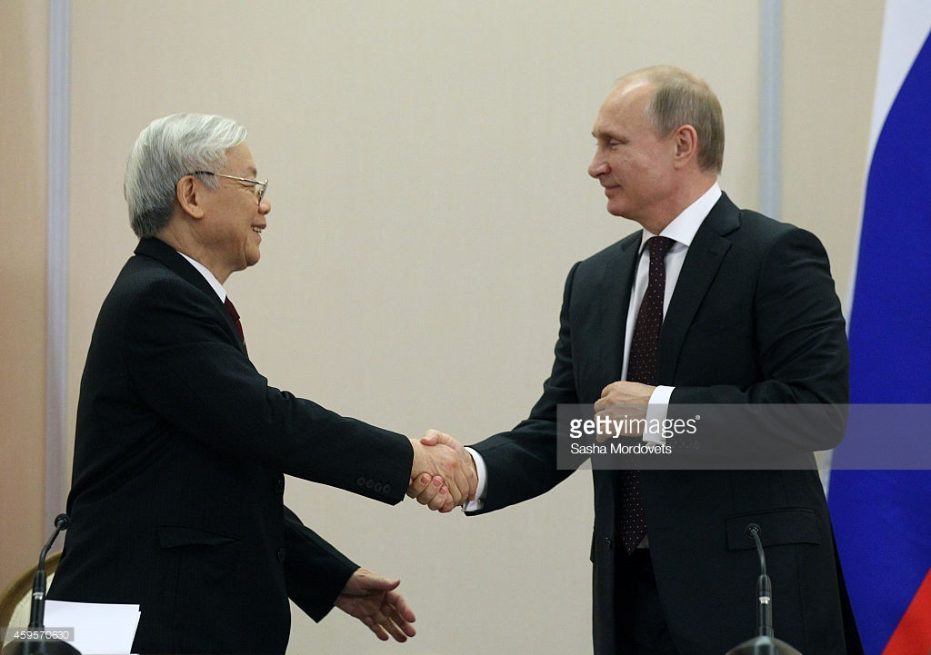 Cái bắt tay thân mật giữa Tổng thống Putin và Tổng bí thư Nguyễn Phú Trọng trong phòng hội nghị tại thành phố Sochi, 25/11/2014. Ảnh: Getty.