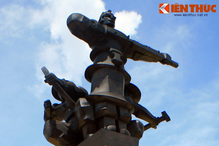 Đến năm 2001, một khu di tích được khởi công xây dựng và khánh thành vào ngày 20/1/2005, nhân kỷ niệm 200 năm chiến thắng Rạch Gầm - Xoài Mút. Ảnh: Tượng đài kỷ niệm chiến thắng Rạch Gầm - Xoài Mút.