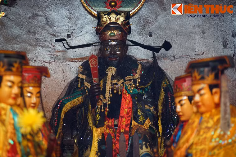 Người đời gọi Bao Công là Bao Thanh Thiên (người có đức độ sáng như trời xanh) vì sự công minh tuyệt đối của ông. Từ một nhân vật lịch sử có thật, sự nghiệp Bao Công được khoác lên các giai thoại mang màu sắc kỳ bí, với vầng trăng trên trán là tượng trưng cho ánh trăng công lý.