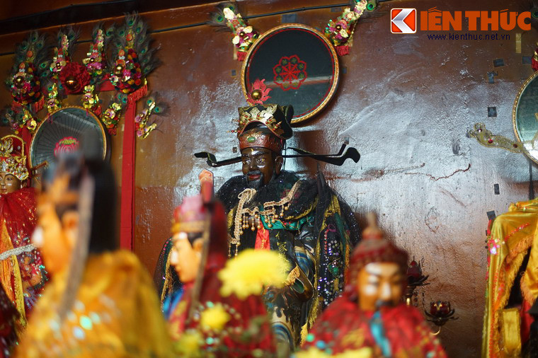 Theo sử liệu Trung Hoa cổ, Bao Công húy là Bao Chửng (999-1062), vị quan ở phủ Khai Phong, tỉnh Hà Nam - nơi từng là kinh đô của triều đại nhà Tống bên Trung Quốc. Ông nổi tiếng là một vị quan thanh liêm, chấp pháp nghiêm chỉnh, không khiếp sợ quyền uy hay vị nể tư tình.