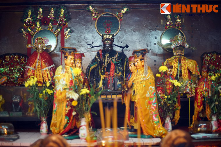 2. Khi ghé thăm một số hội quán, đền, miếu của người Hoa ở Chợ Lớn, du khách phương xa có thể sẽ ngạc nhiên khi bắt gặp bàn thờ Bao Công - một nhân vật quen thuộc từng khuấy đảo truyền hình Việt Nam. Ảnh: Bàn thờ Bao Công tại hội quán Hà Chương, quận 5, TP HCM.