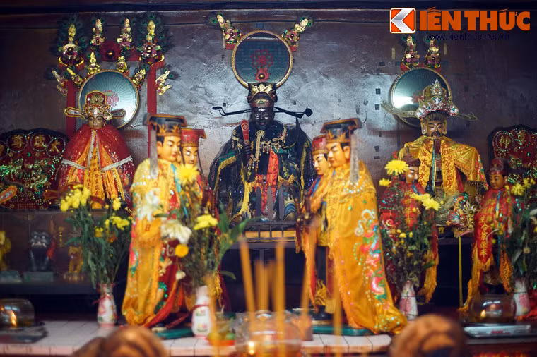 2. Khi ghé thăm một số hội quán, đền, miếu của người Hoa ở Chợ Lớn, du khách phương xa có thể sẽ ngạc nhiên khi bắt gặp bàn thờ Bao Công - một nhân vật quen thuộc từng khuấy đảo truyền hình Việt Nam. Ảnh: Bàn thờ Bao Công tại hội quán Hà Chương, quận 5, TP HCM.