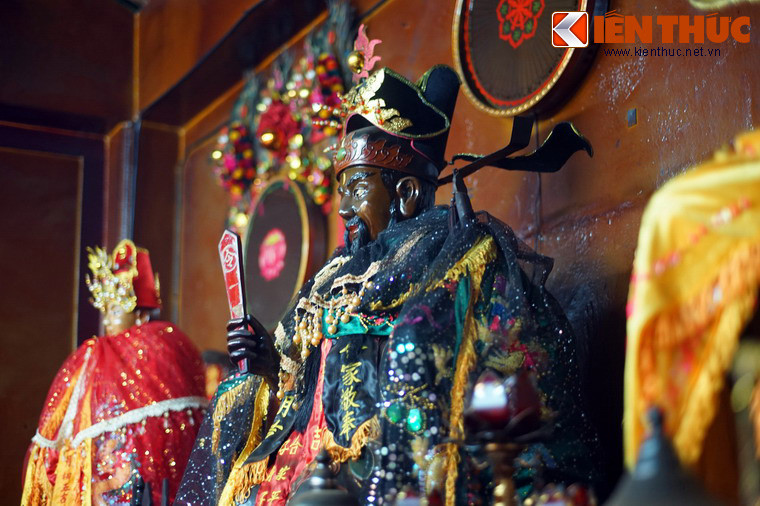 Trải qua nhiều thế hệ, công đức của Bao Công đã được ca tụng và lưu truyền cùng với sự khát khao về công lý của người dân thấp cổ bé họng. Điều này khiến Bao Công trở thành một nhân vật được thờ cúng trong các đền miếu.