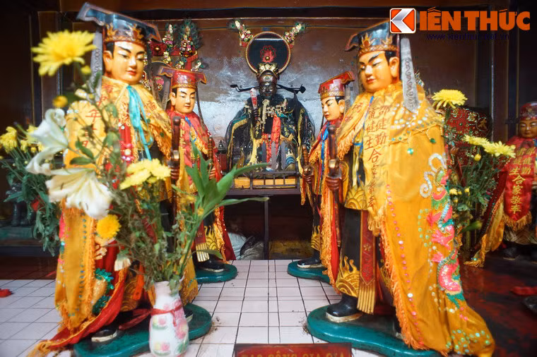 Làm quan dưới thời hoàng đế Tống Nhân Tông (1022-1063), Bao Công nổi tiếng là một vị quan thanh liêm, chấp pháp nghiêm chỉnh, không khiếp sợ quyền uy hay vị nể tư tình.