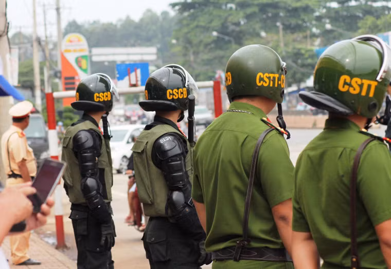 Nhằm đảm bảo ANTT, tránh ùn tắc giao thông trên QL1A qua khu vực trạm, Công an tỉnh Đồng Nai đã huy động gần 100 Cảnh sát gồm các lực lượng CSGT, CSCĐ, CSHS, Cảnh sát PCCC... đến phối hợp làm nhiệm vụ.