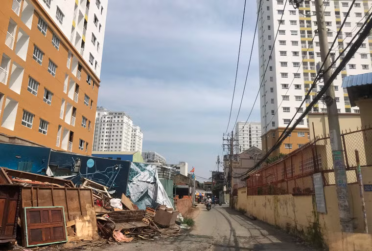 Theo ghi nhận của Kiến Thức, trong con hẻm 262 chỉ rộng chưa đến 5m nói trên, đang có 3 chung cư mọc lên san sát nhau. Đó là chung cư Lotus Garden 2 block cao 21 tầng với gần 600 căn hộ; 1 chung cư đối diện với 523 căn hộ, 1300 chỗ đậu xe máy và ô tô. Cạnh đó là 1 chung cư cao hàng chục tầng đang rầm rộ xây dựng.