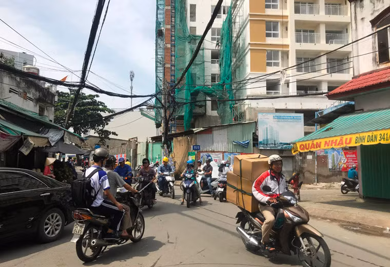 "Khi xảy ra sự cố, phương tiện cứu hỏa sẽ khó tiếp cận vì con hẻm đã nhỏ hẹp, người dân còn cơi nới, lấn chiếm. Trong khi đó tại các chung cư, cao ốc hiện nay, các phương tiện chữa cháy chưa thể tiếp cận được các tầng cao nhất của tòa nhà", ông Trinh chia sẻ thêm. Hình ảnh dự án căn hộ trong con hẻm số 239 đường Khuông Việt, quận Tân Phú.